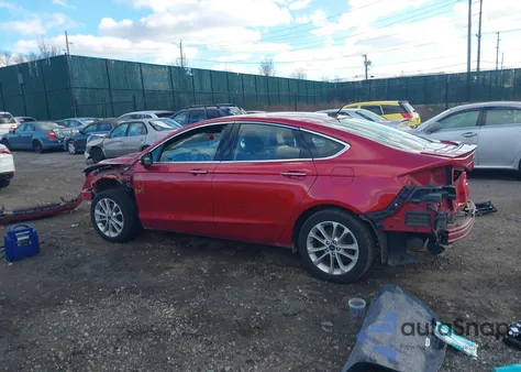 2020 Ford Fusion Plug-In Hybrid Titanium z USA, uszkodzony, nr VIN 3FA6P0SU6LR158522